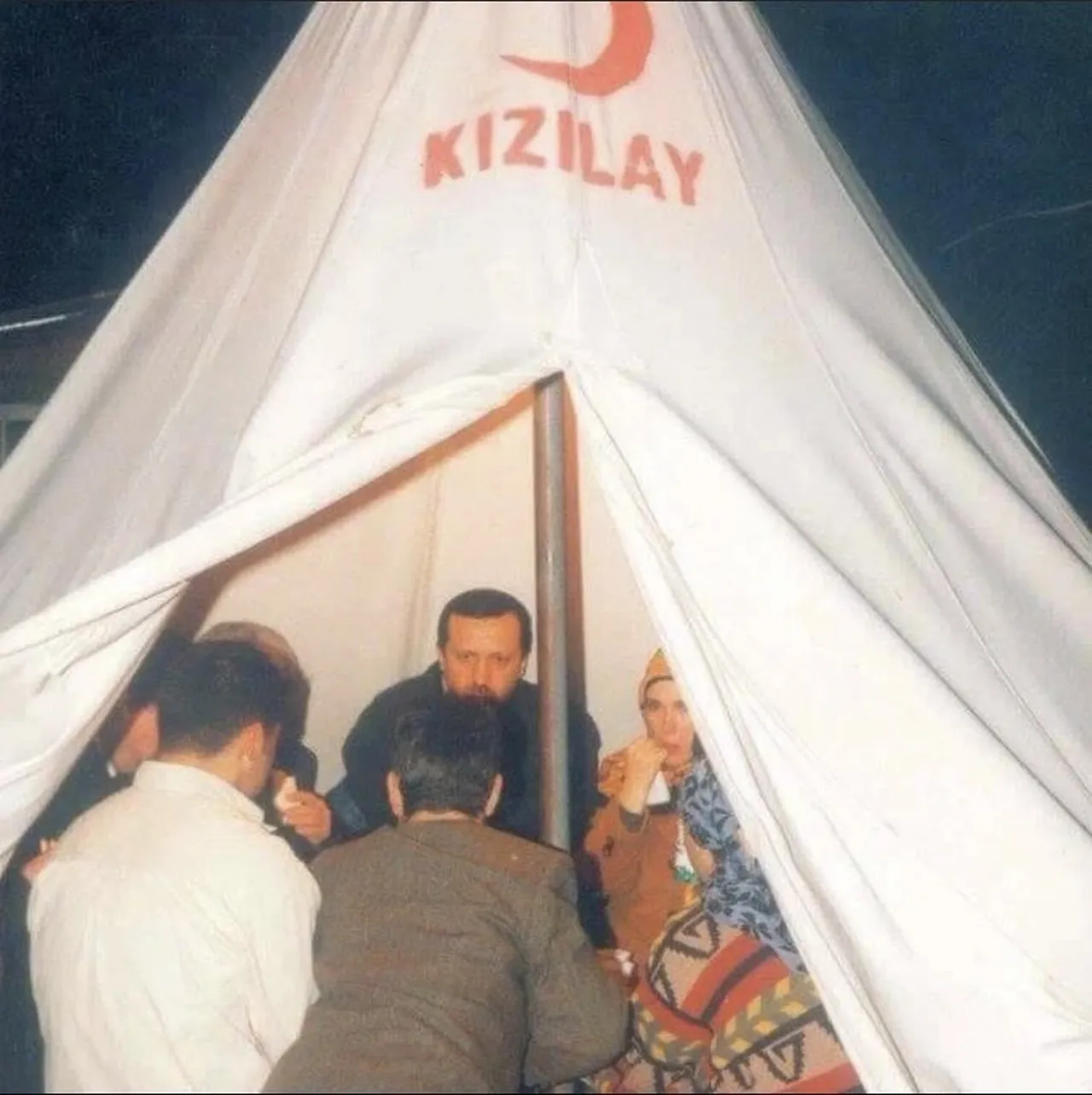 Türkiyenin en buruk bayramı: Bir ayakkabı için saatlerce beklemişlerdi