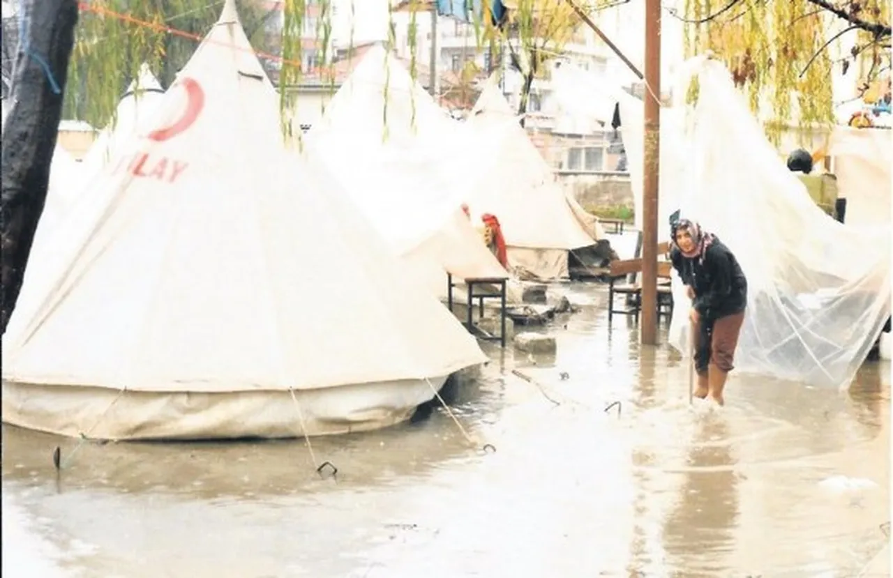 Türkiyenin en buruk bayramı: Bir ayakkabı için saatlerce beklemişlerdi