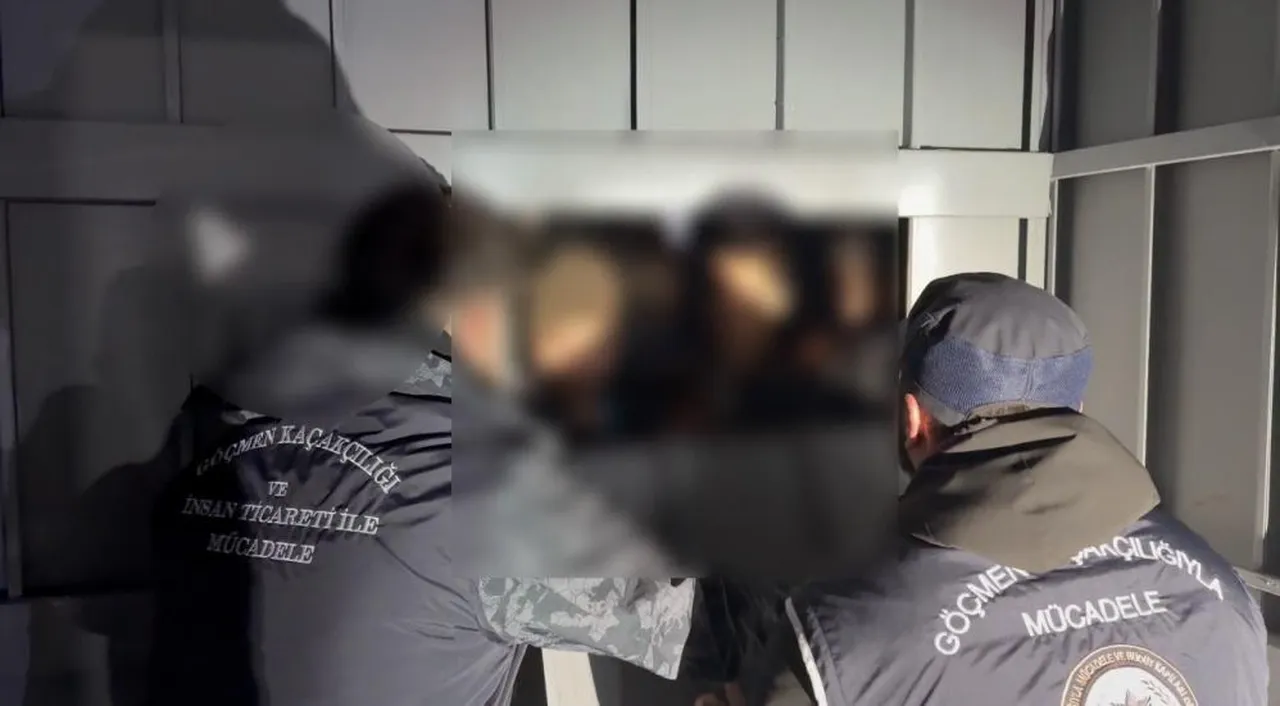 Ağrı'da kamyon ile tırdan 165 düzensiz göçmen çıktı!