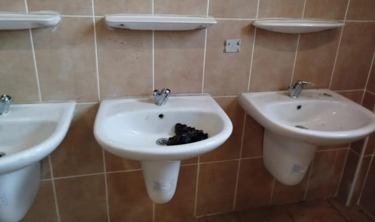 Arhavi Şehir Stadı'nda sökülen musluklar