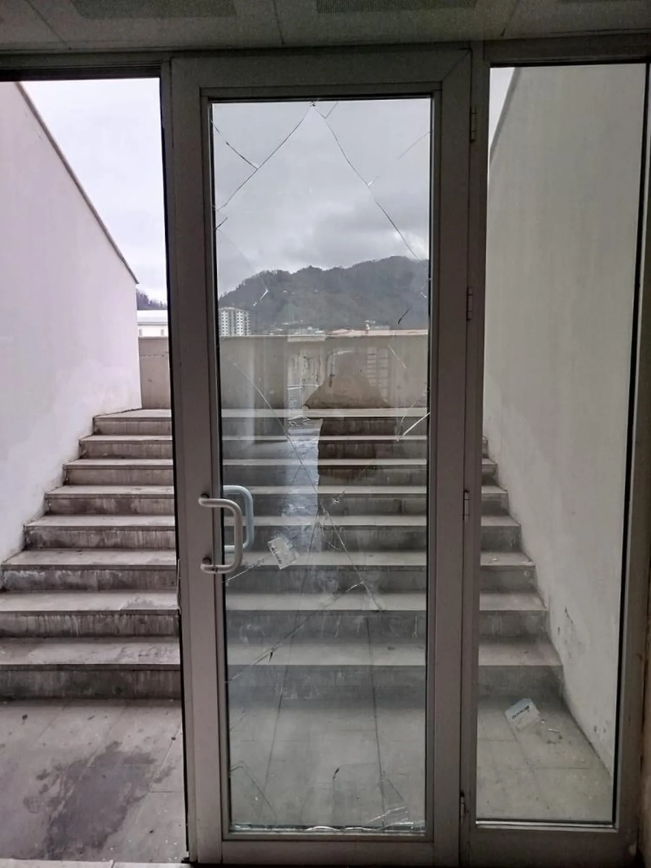 Soyunma odasına giden kapının camı kırıldı