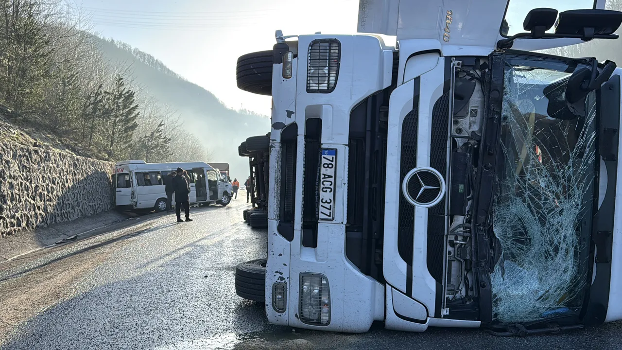 Aynı yolda peş peşe 3 kaza: 10 kişi yaralandı!