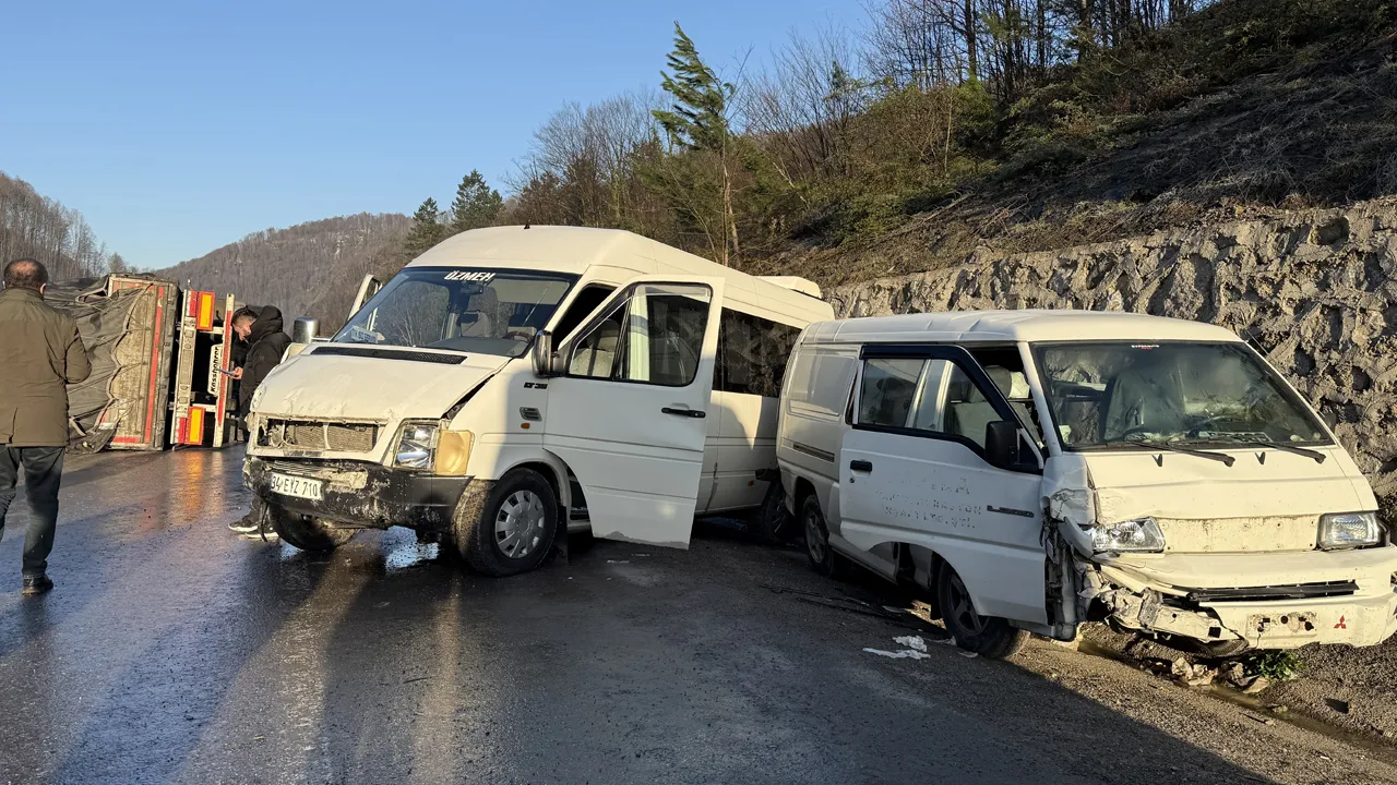 Aynı yolda peş peşe 3 kaza: 10 kişi yaralandı!