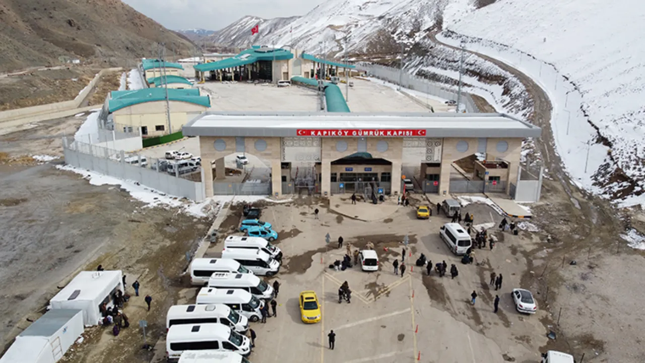 Bakan duyurdu! Türkiye-İran sınır kapılarında günübirlik yolcu geçişleri durduruldu