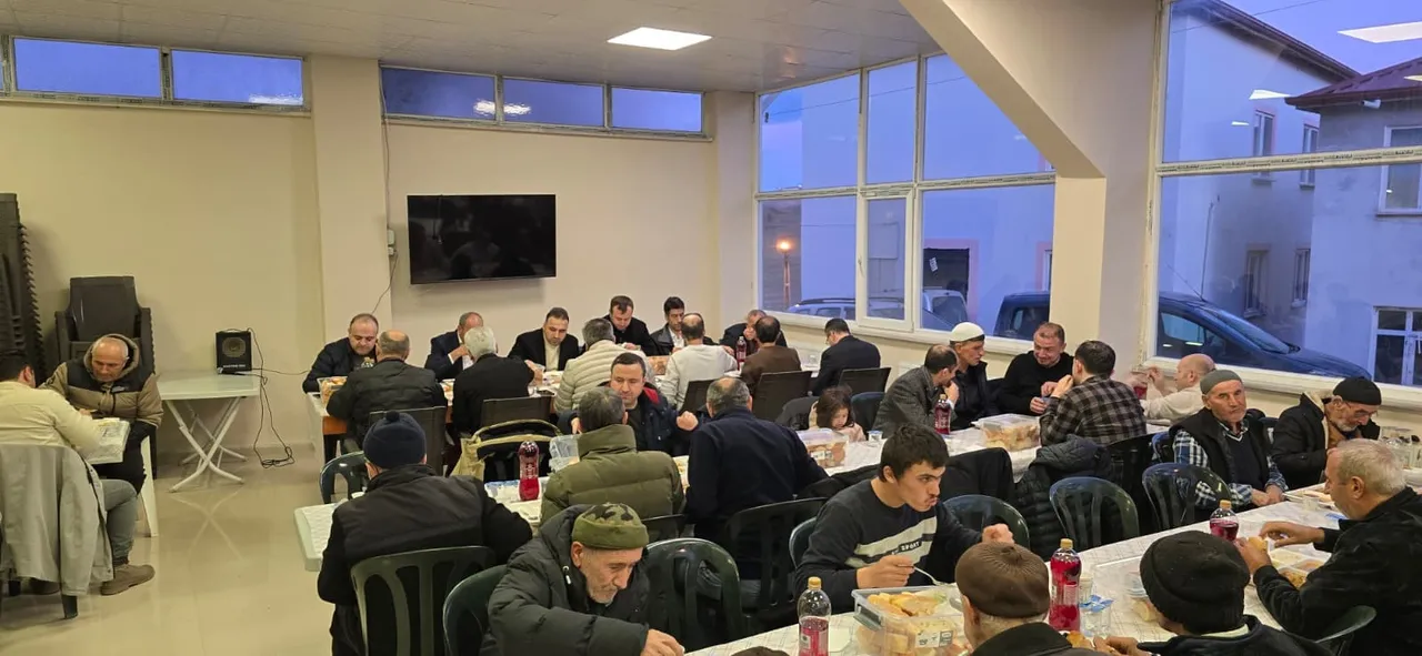 Bu mahallede evde iftar yapmak yok! Tek bir amaçları var