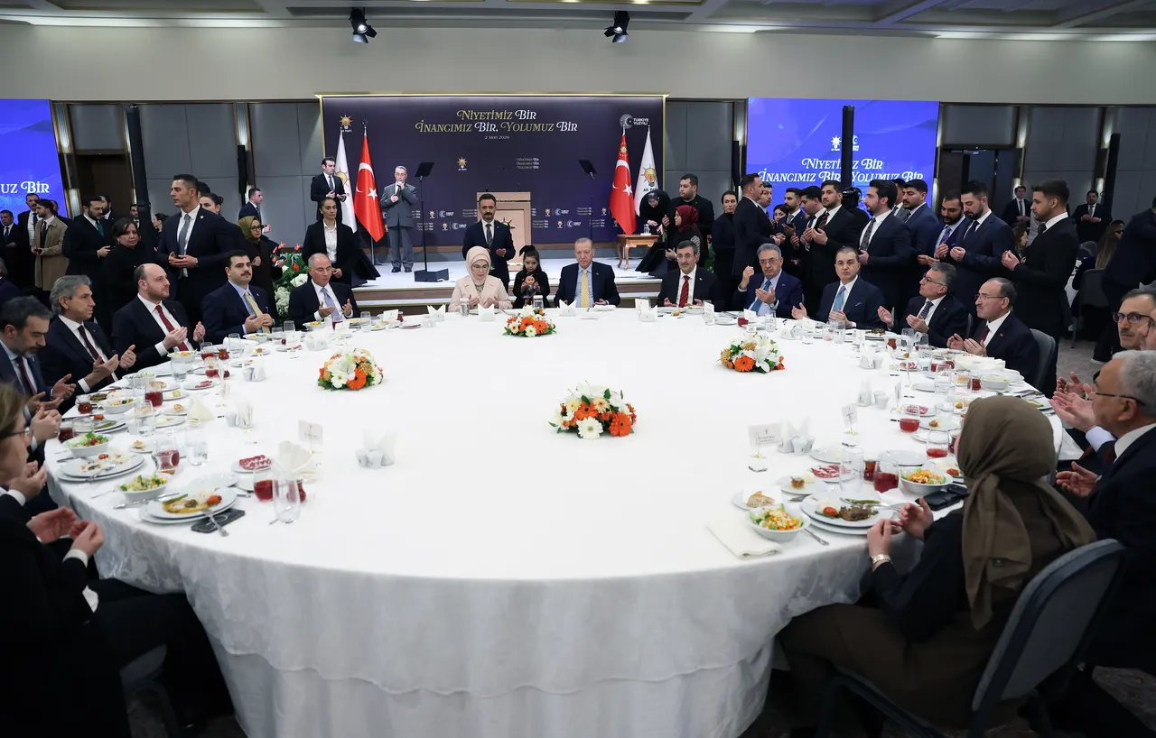 Cumhurbaşkanı ve AK Parti Genel Başkanı Recep Tayyip Erdoğan ve eşi Emine Erdoğan, AK Parti Kongre Merkezi'nde MKYK üyeleri, parti kurucuları, Ankara İl Teşkilatı ve ilçe başkanlarıyla iftarda bir araya geldi.