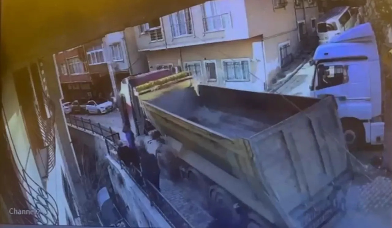 Durdurmaya çalıştığı kamyonun altında kaldı! Kağıthane'deki feci kaza kamerada