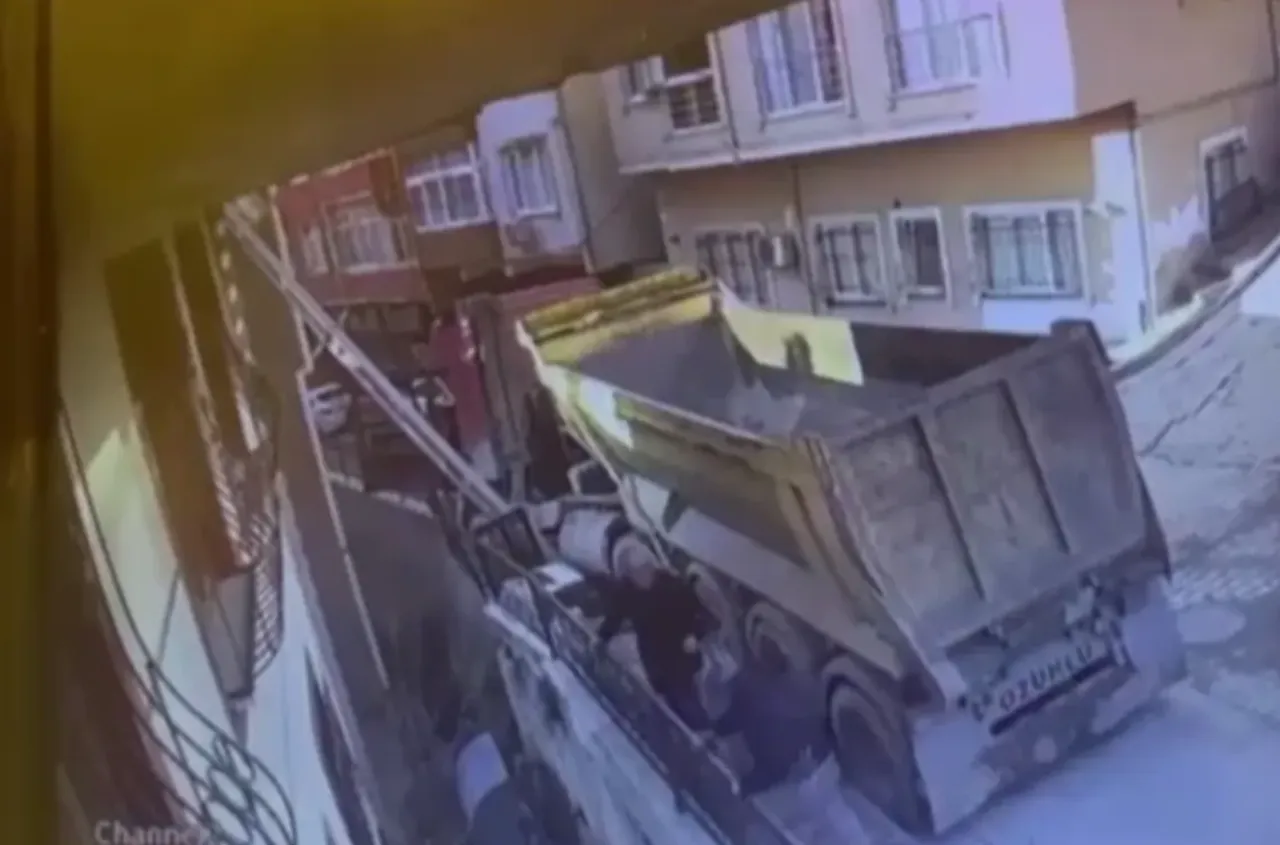 El frenini çekmeyi unuttu! Kamyonun peşinden koşarken 4 metre yüksekten düştü