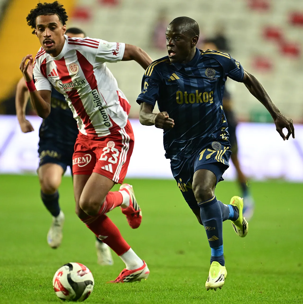 2,5 yıllık anlaşma sağlanan n'Golo Kante'ye, 14 milyon 400 bin euro imza parası verildi.