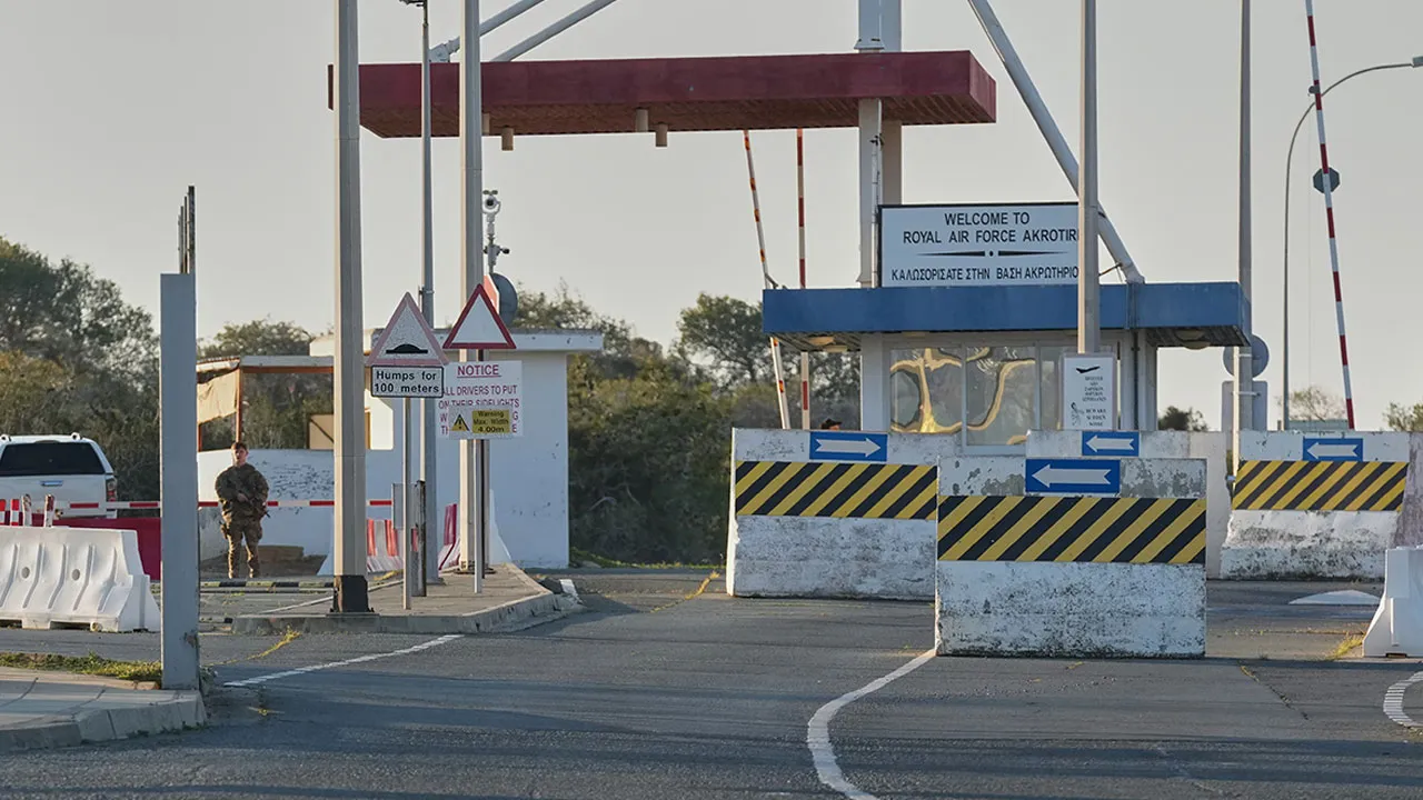 Güney Kıbrıs’ta askeri üs hedef alındı! İngiltere karşılık verdi