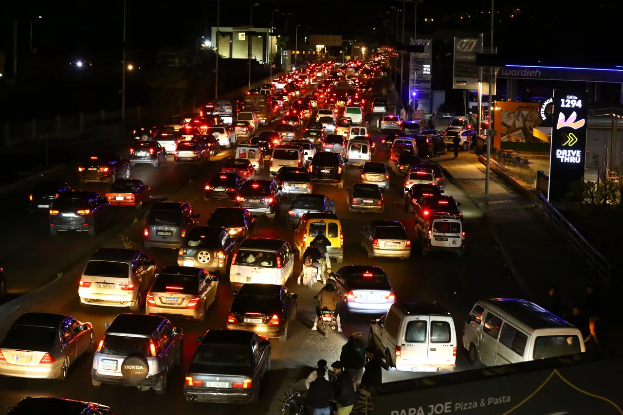 İsrail’in saldırı tehdidinin ardından Lübnan’ın Sayda kentindeki binlerce kişi ülkenin kuzeyine doğru göç etmeye başladı. Yollarda yoğun araç trafiği oluştu.