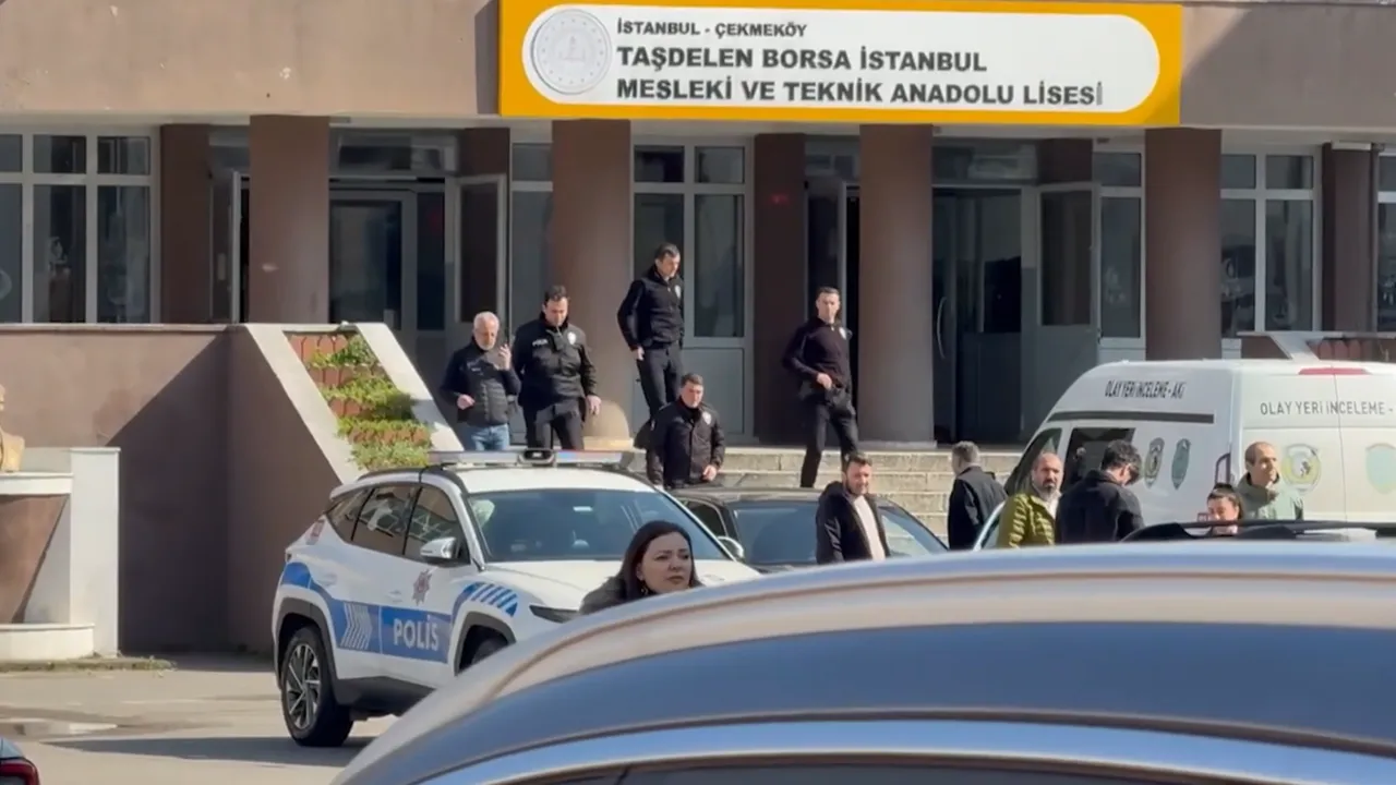 Okulda 2 öğretmen ve 1 öğrenciyi bıçakladı