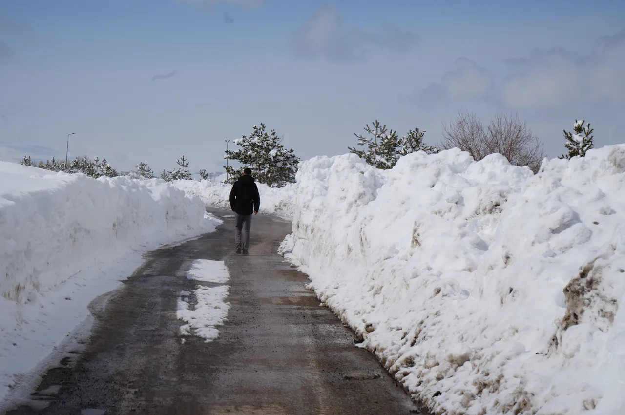 Kar yüksekliği 2 metre! Erzurumda arabalar, evler, yollar, mezarlar karla kaplandı