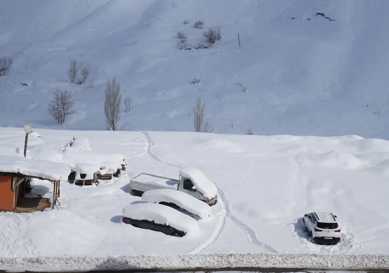 Kar yüksekliği 2 metre! Erzurumda arabalar, evler, yollar, mezarlar karla kaplandı