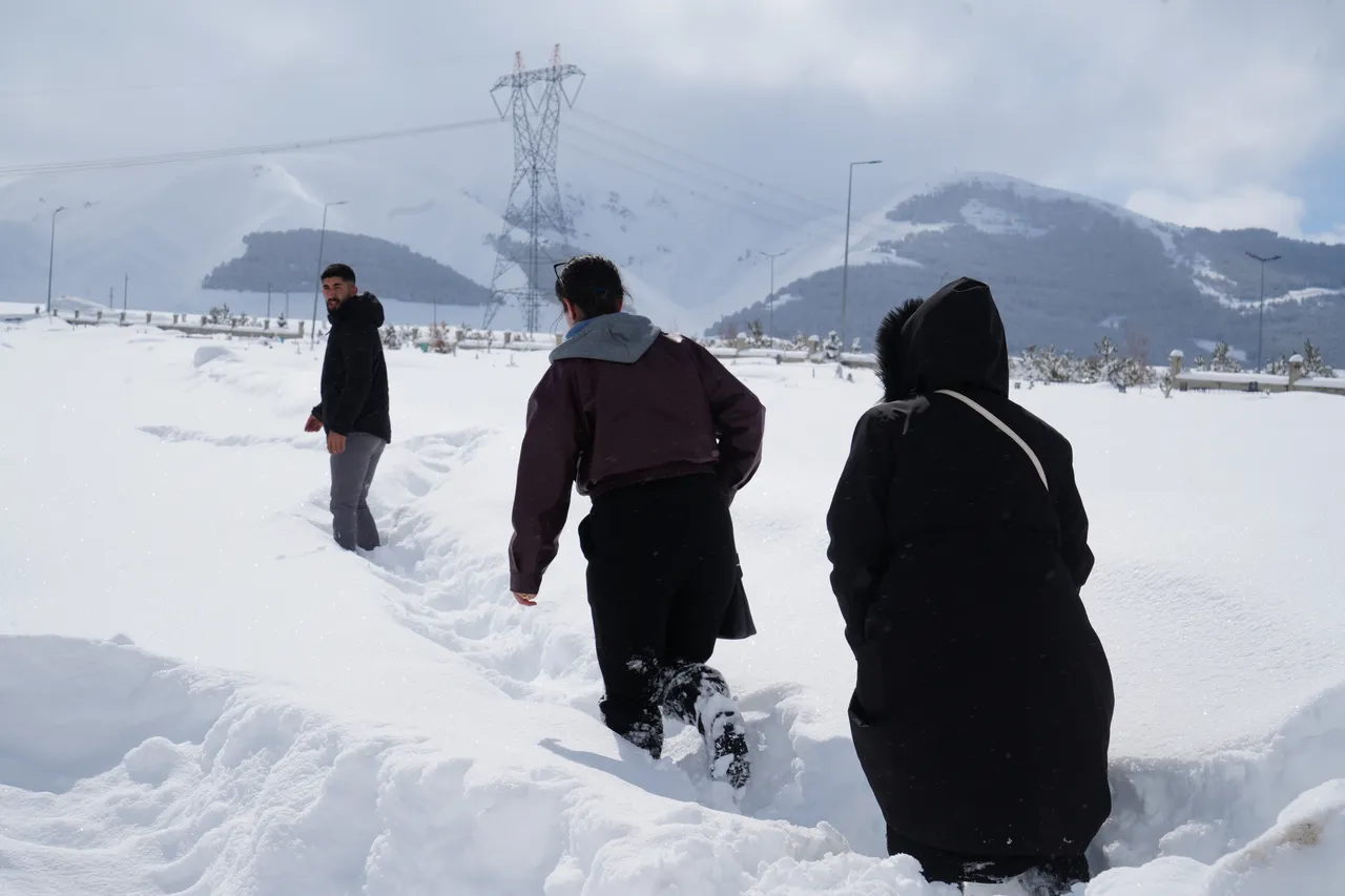Kar yüksekliği 2 metre! Erzurumda arabalar, evler, yollar, mezarlar karla kaplandı