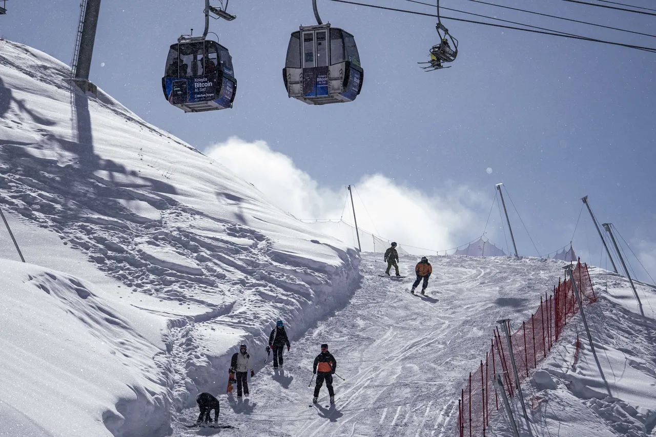 Kar yüksekliği 2 metre! Erzurumda arabalar, evler, yollar, mezarlar karla kaplandı