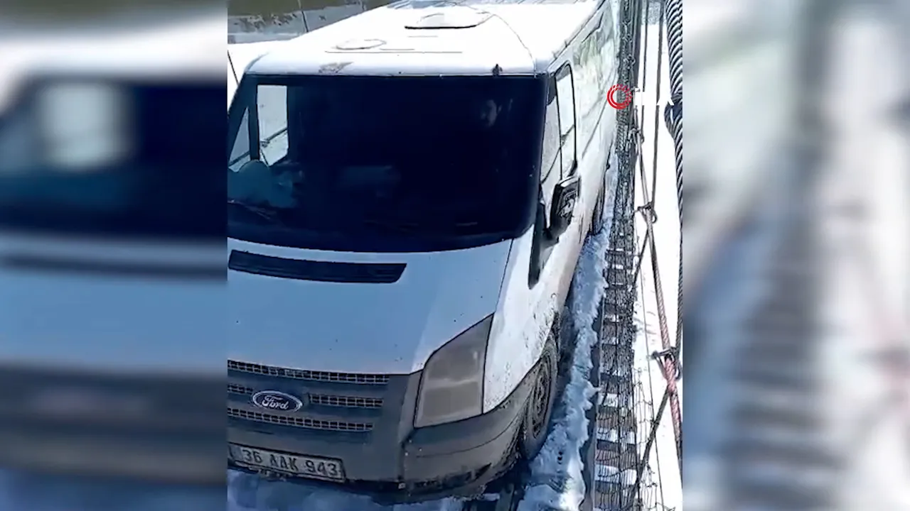 Kars'ta asma köprüde ekmek minibüsü mahsur kaldı! Traktörle kurtarıldı