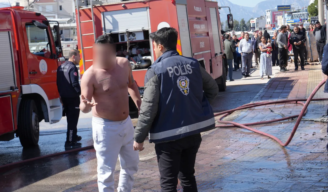 Küle dönen aracının yanında sinir krizi geçirdi