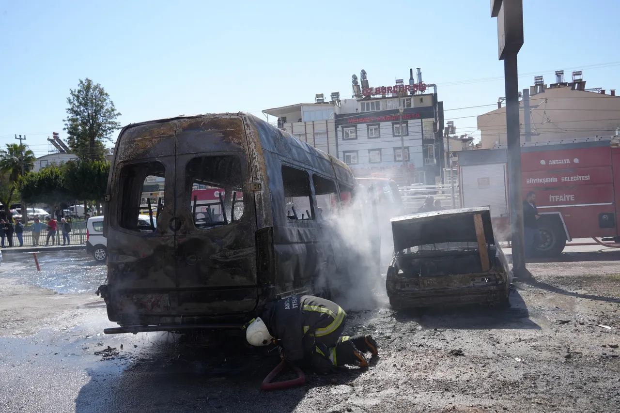 Küle dönen aracının yanında sinir krizi geçirdi
