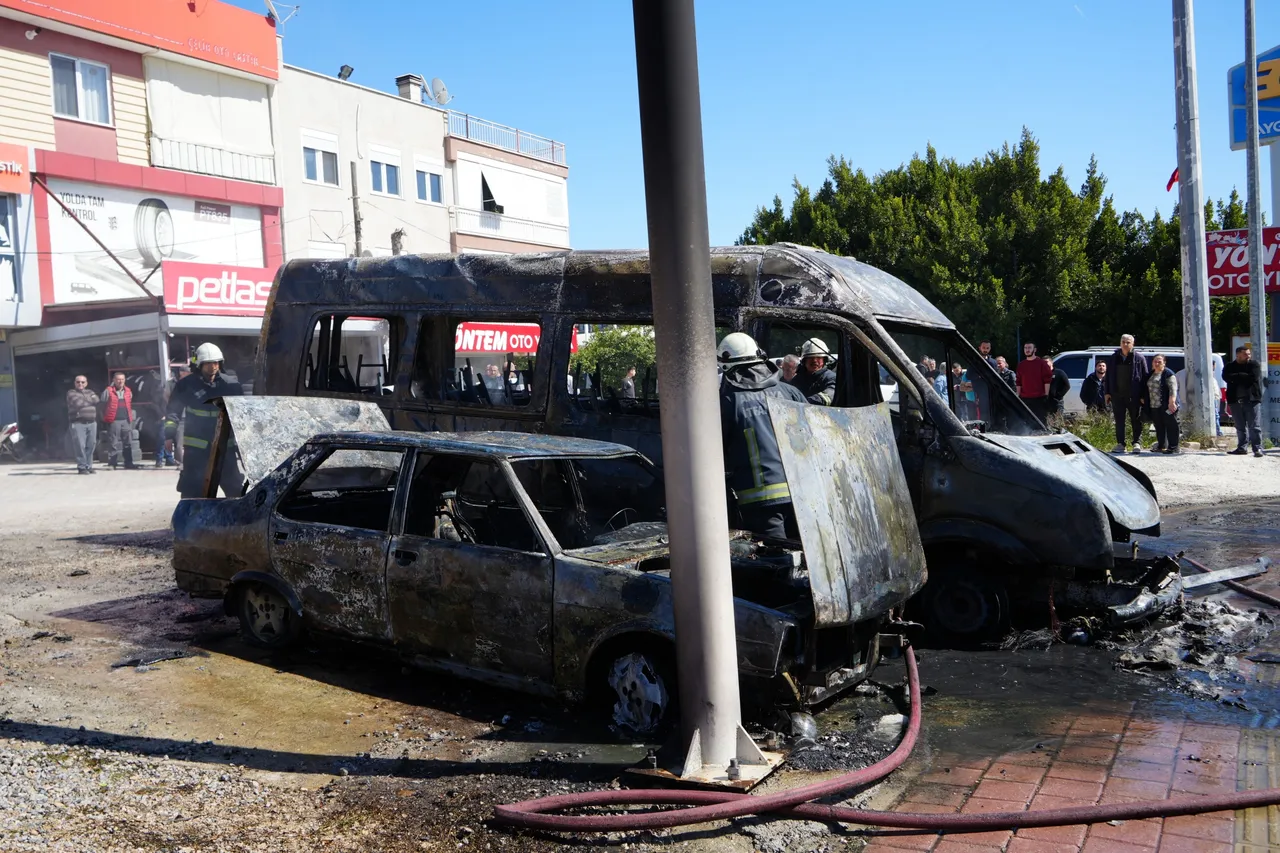 Küle dönen aracının yanında sinir krizi geçirdi