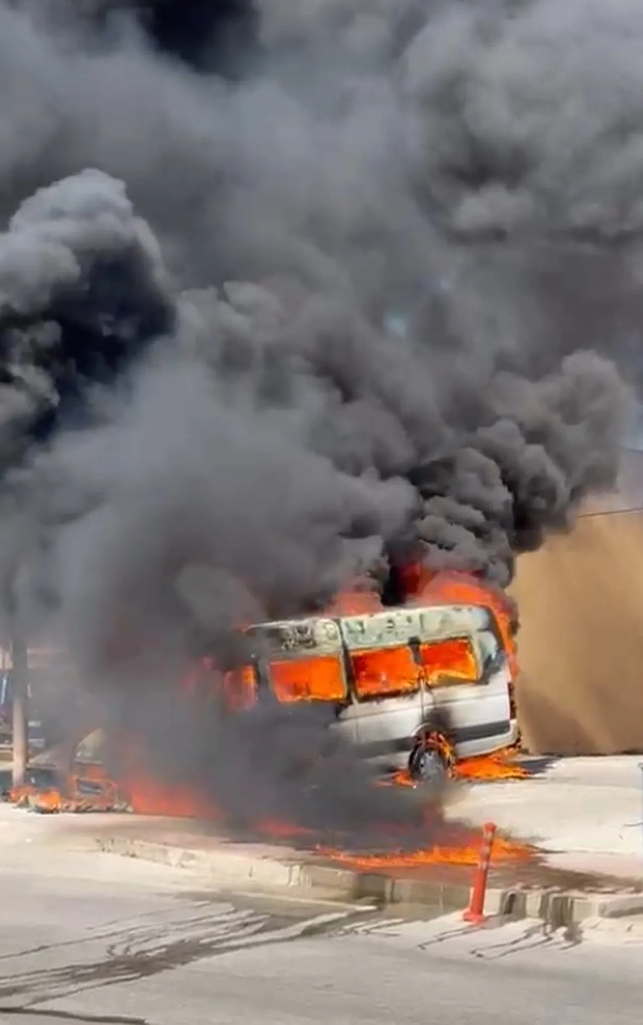 Küle dönen aracının yanında sinir krizi geçirdi