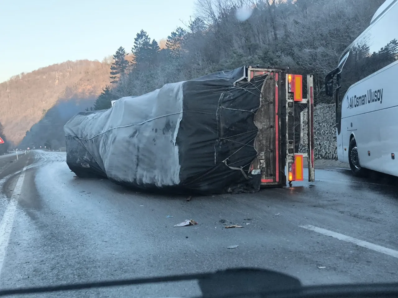 Sabah saatlerinde buzlanma nedeniyle 3 ayrı kaza! 10 kişi hastaneye kaldırıldı