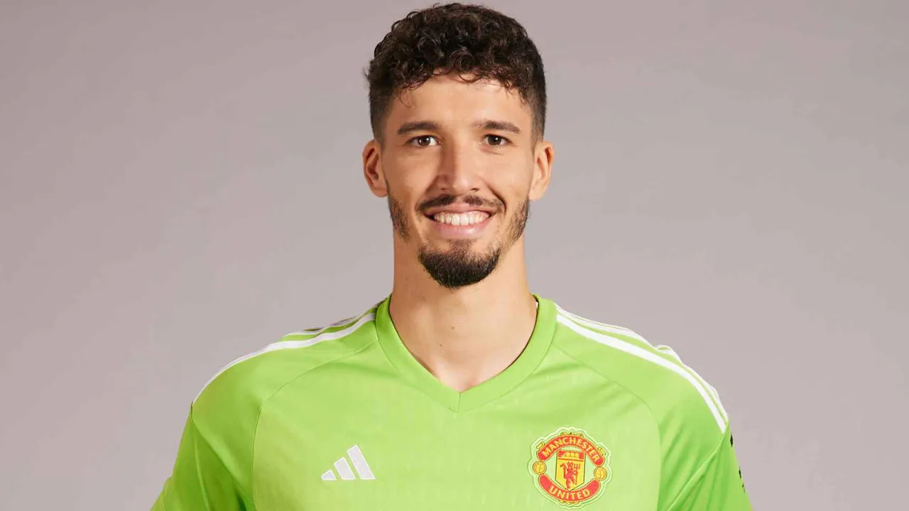 Süper Lig devi, Altay Bayındır ile anlaşmaya yakın!