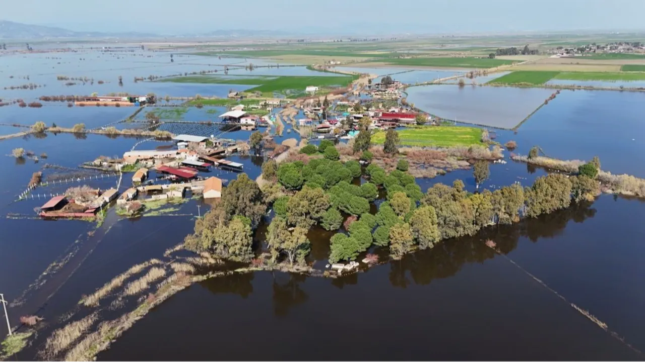 Taşkın sonrası Venedik’e dönen mahalle! Tek ulaşım yolu kayık