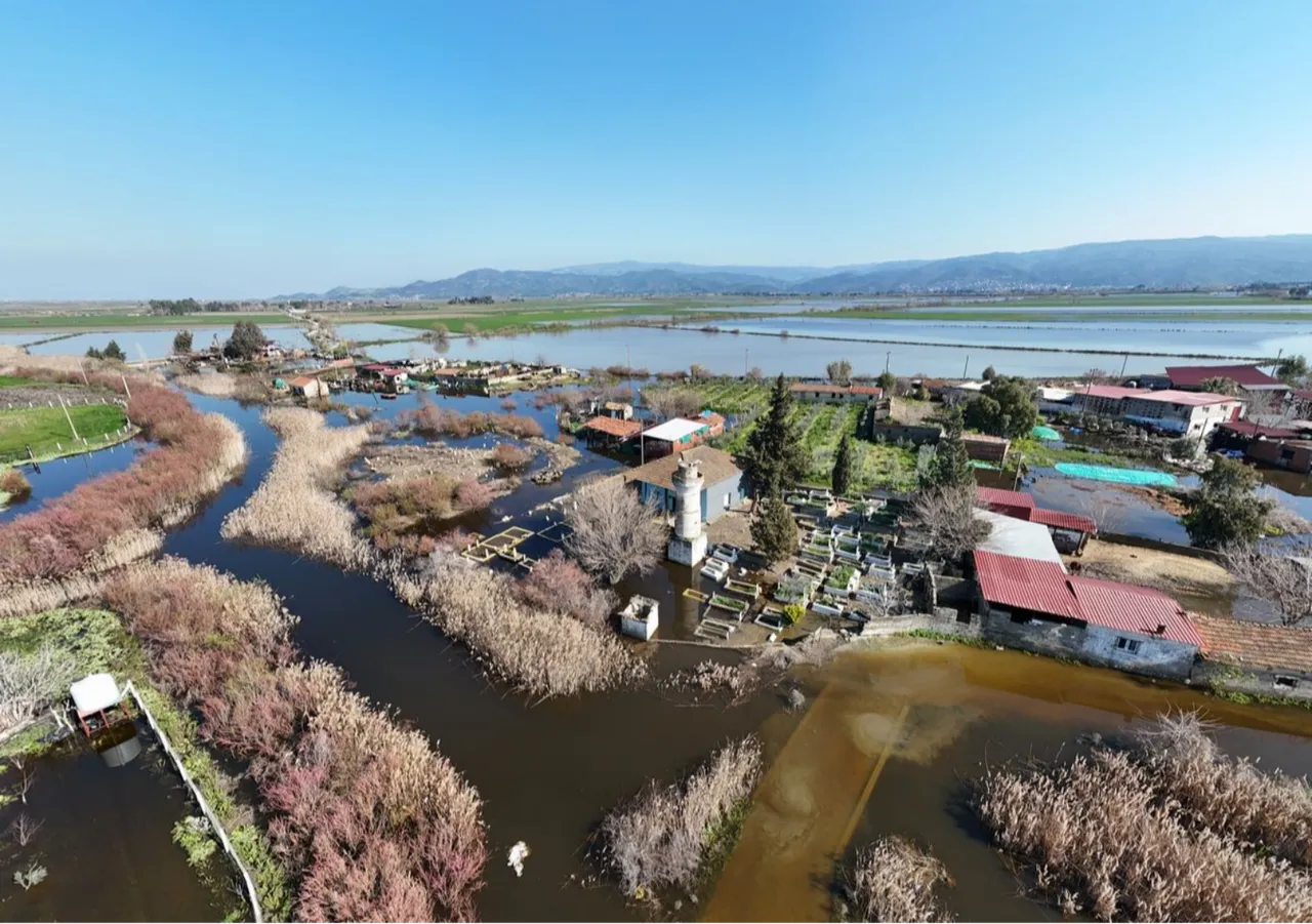 Taşkın sonrası Venedik’e dönen mahalle! Tek ulaşım yolu kayık