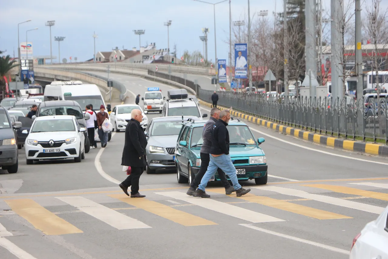 Trabzon'da tehlikeli geçiş! Üç şeritli yolda araçların arasından koşuyorlar