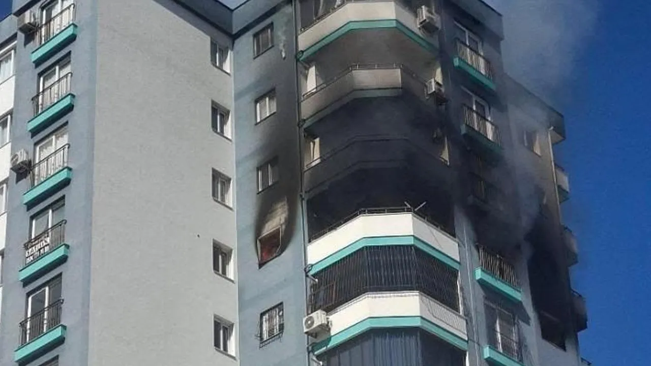 Yanan binaya girmeye çalıştılar, polis havaya ateş açarak uzaklaştırdı