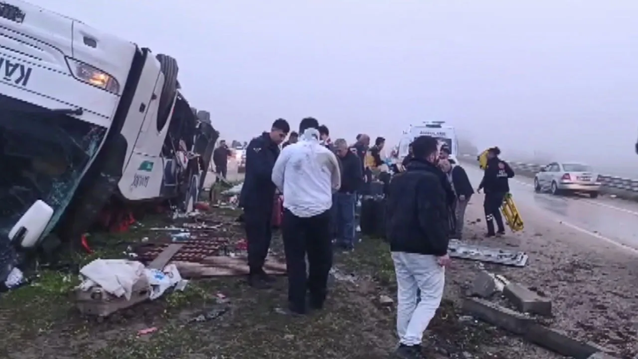 Adana'da kaza! Yolcu otobüsü devrildi, ölü ve yaralılar var