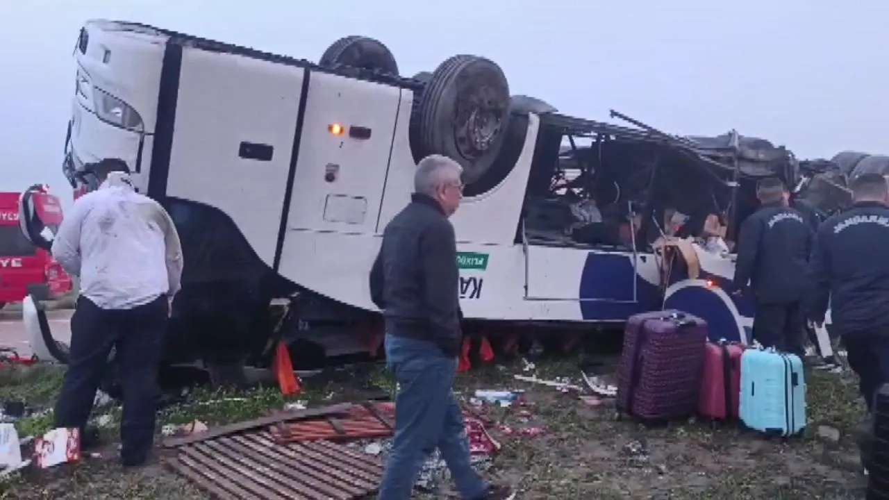 Adana'da kaza! Yolcu otobüsü devrildi, ölü ve yaralılar var