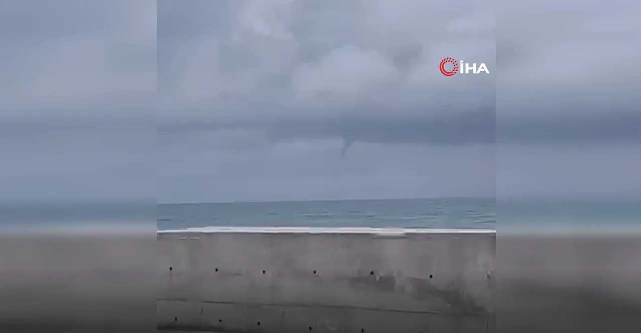 Antalya’da yürekler ağza geldi! Hortum karaya ulaşmadan etkisini kaybetti