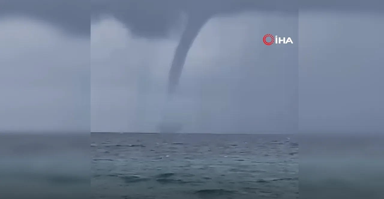 Antalya’da yürekler ağza geldi! Hortum karaya ulaşmadan etkisini kaybetti