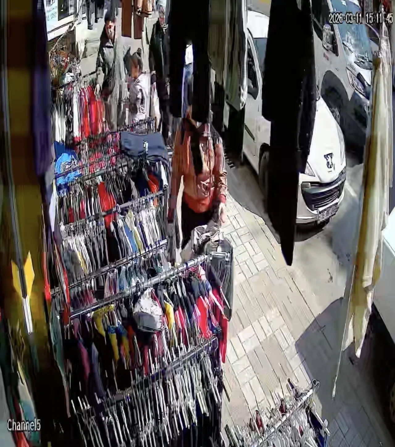 Bayram vurgunu: İki kadın yoğunluğu fırsat bilip mağazayı soydu