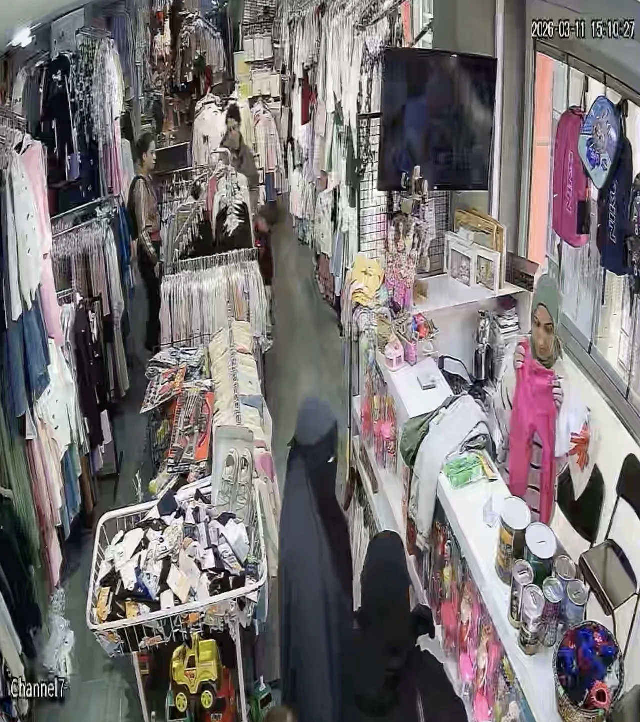 Bayram vurgunu: İki kadın yoğunluğu fırsat bilip mağazayı soydu