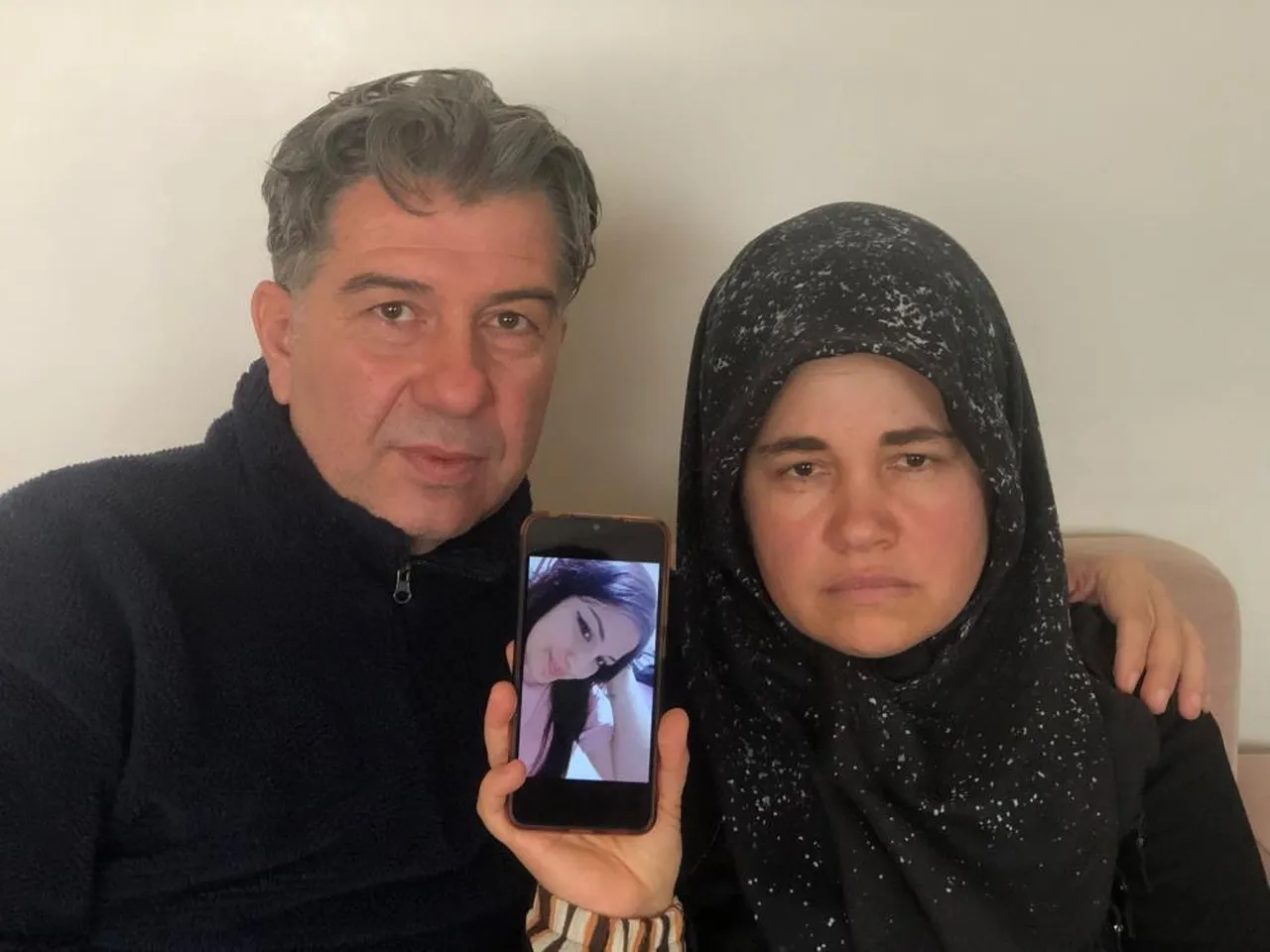 Acılı aile kızlarının bulunmasını istiyor