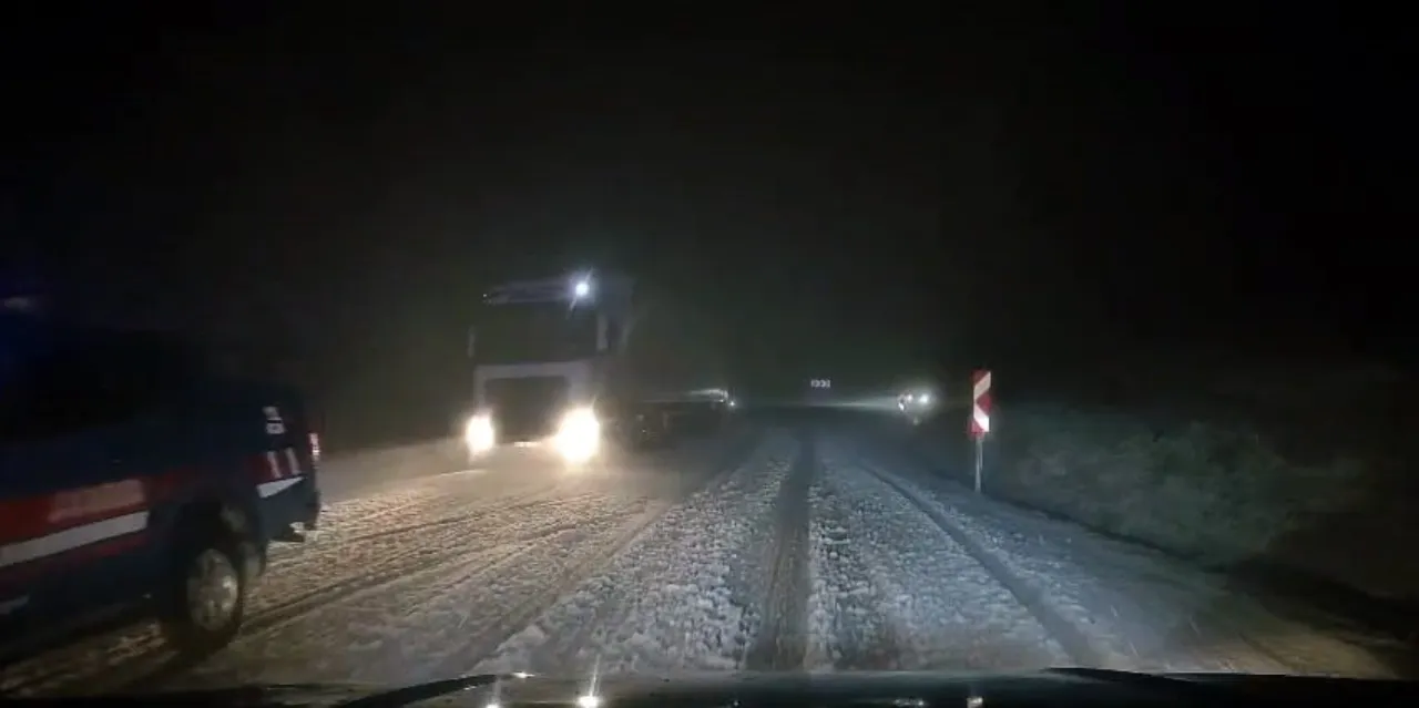Bayramda kar sürprizi! Bir anda bastırdı, trafiği felç etti