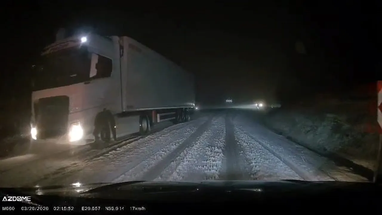 Bayramda kar sürprizi! Bir anda bastırdı, trafiği felç etti