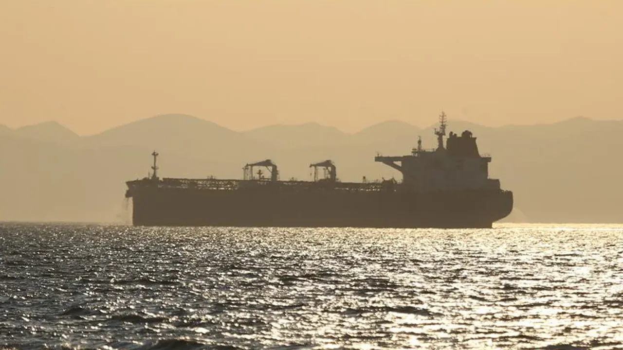 Fitch'ten kabus senaryosu! Hürmüz 6 ay kapalı kalırsa petrolde tarihi zirve gelecek