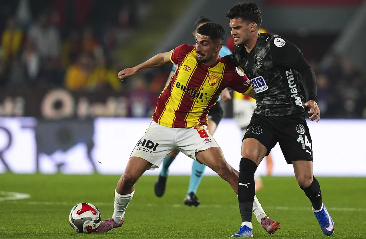 Romanya Milli Takımı'ndan davet alan Ianis Hagi, Süper Lig'de Alanyaspor forması giyiyor.