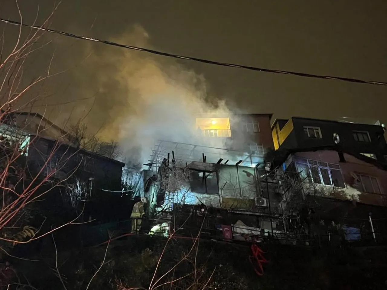 Sarıyer'de sıcak saatler! 2 gecekondu yandı, 6 kişi yaralandı