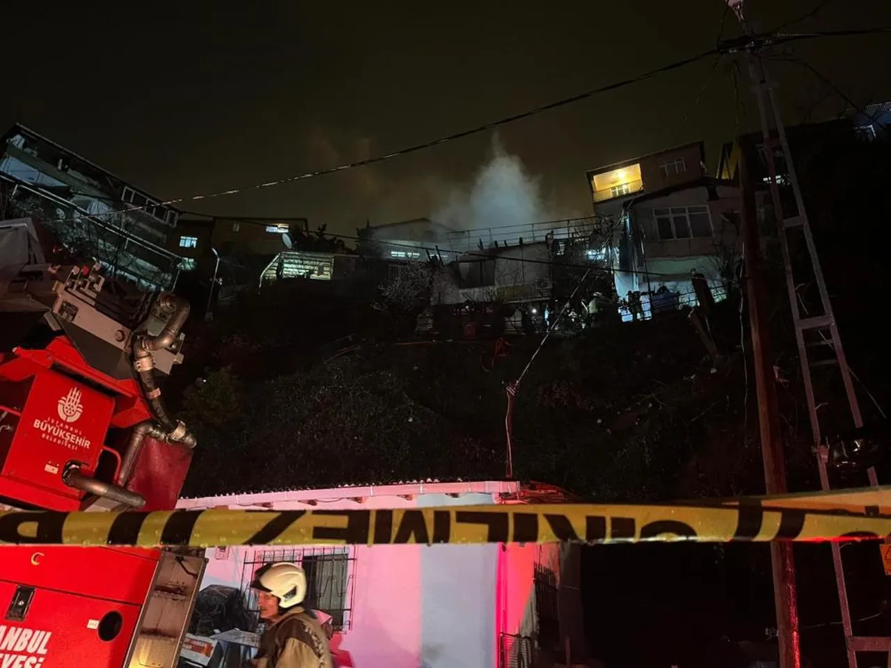 Sarıyer'de sıcak saatler! 2 gecekondu yandı, 6 kişi yaralandı