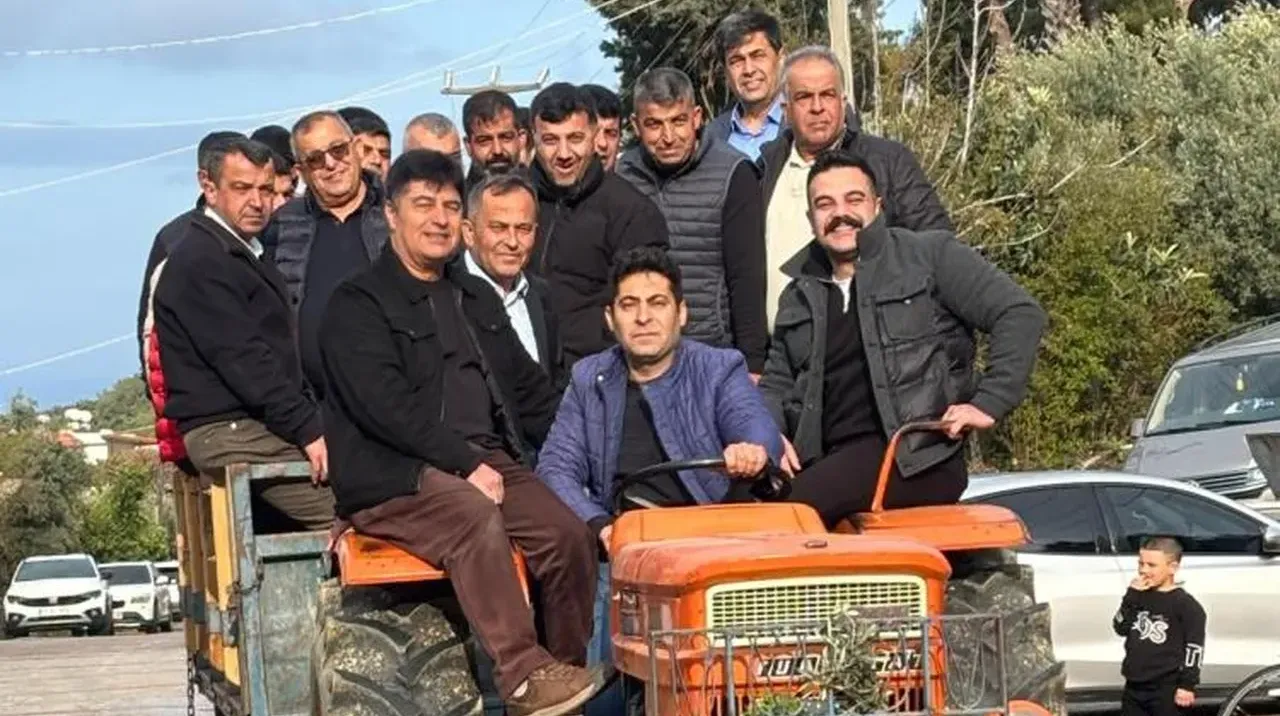 Yarım asırdır gelenek bozulmadı! Traktöre doluşup kabristana gidiyorlar