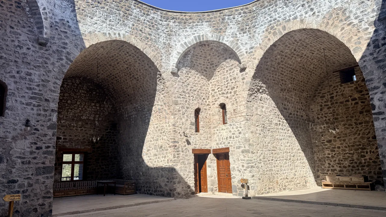 900 senedir ayakta! Anadolunun ilklerinden... Mimarisiyle göz dolduruyor