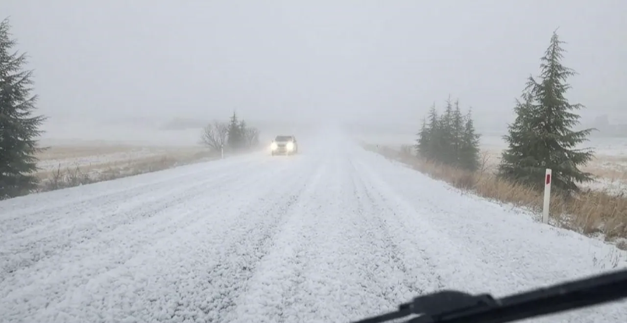 Ankara'da tehlikeli anlar! Yol beyaza büründü, trafik kilitlendi