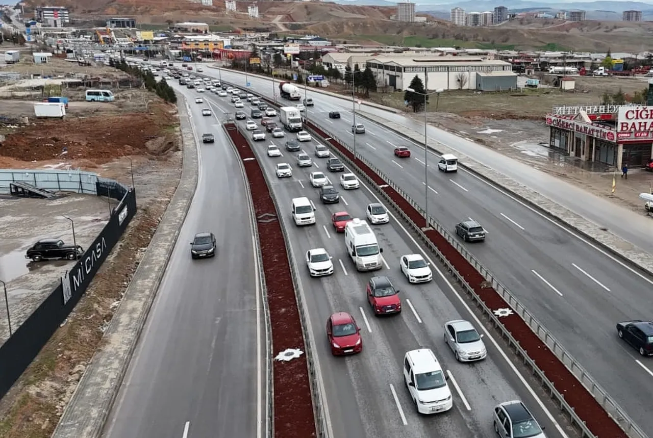 Bayram dönüşü yolunda trafik yoğunluğu! 'Kilit kavşak'ta manzara bu yıl da değişmedi