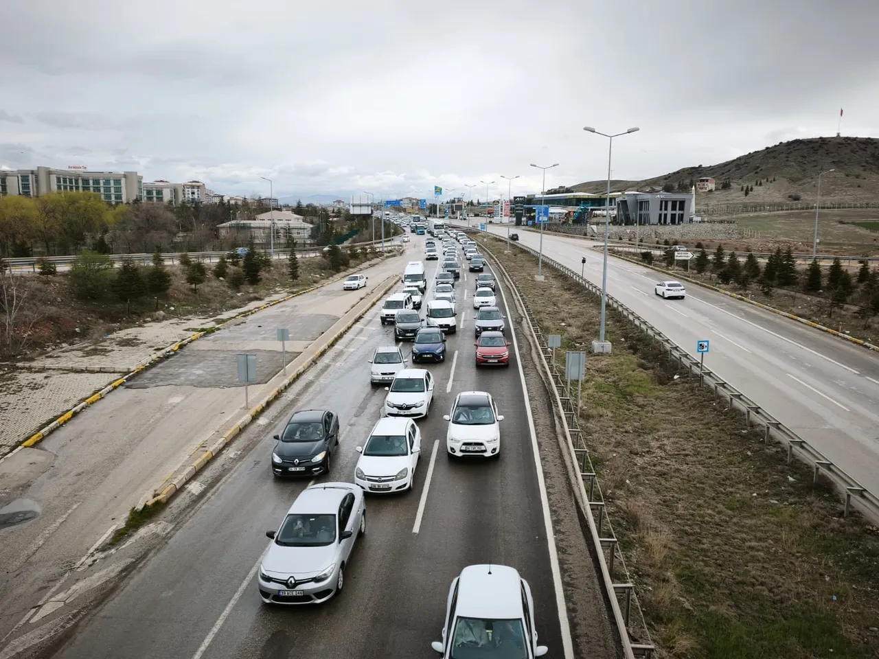 Bayram dönüşü yolunda trafik yoğunluğu! 'Kilit kavşak'ta manzara bu yıl da değişmedi