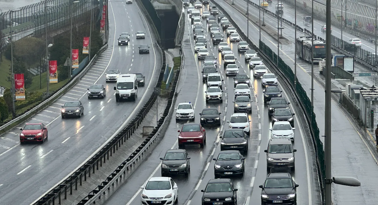 Bayramın ikinci gününde İstanbul trafiği kilitlendi! Yoğunluk yüzde 62'ye ulaştı